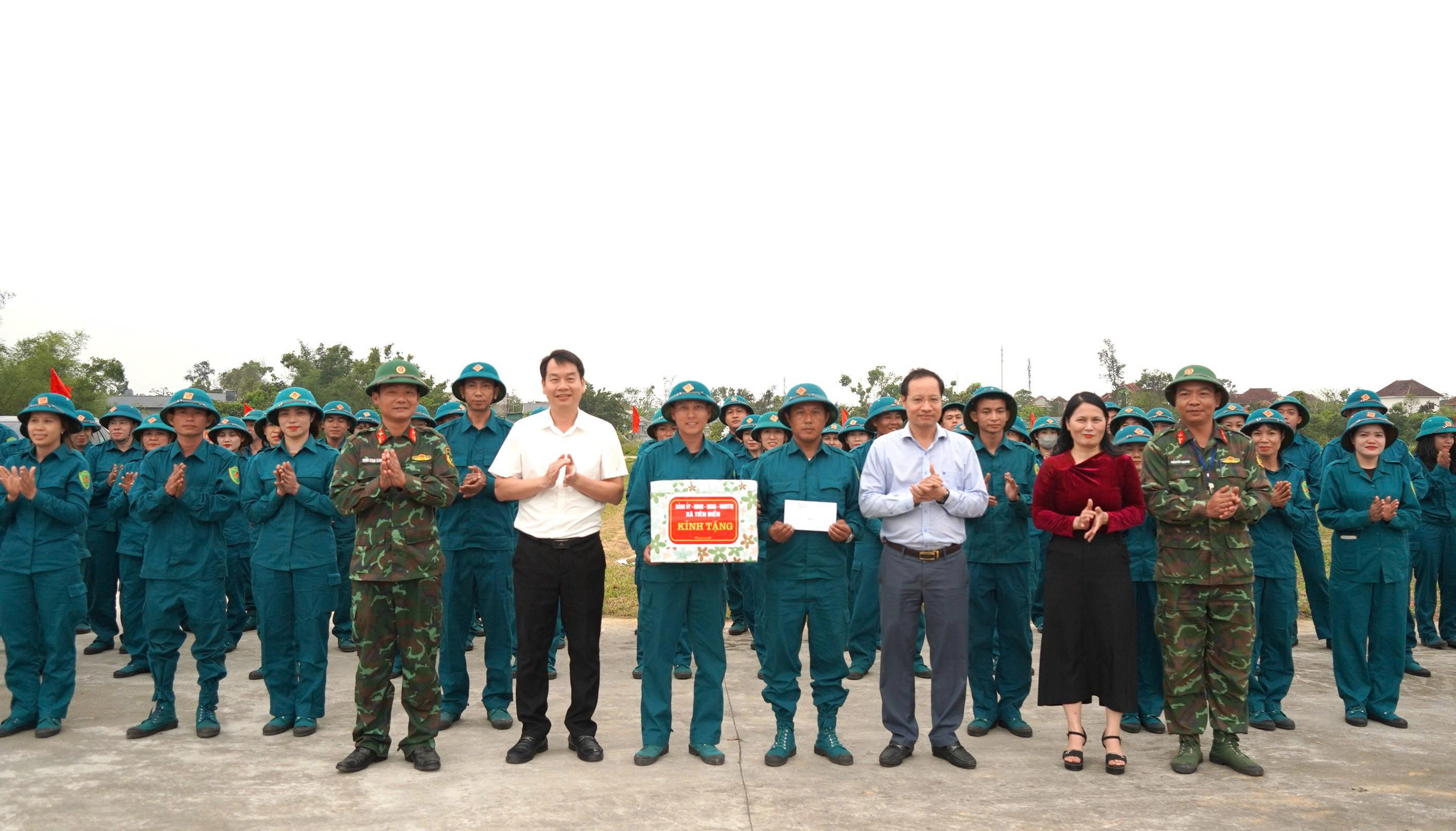 Lãnh đạo xã Tiên Điền động viên lực lượng huấn luyện Dân quân tự vệ năm 2026