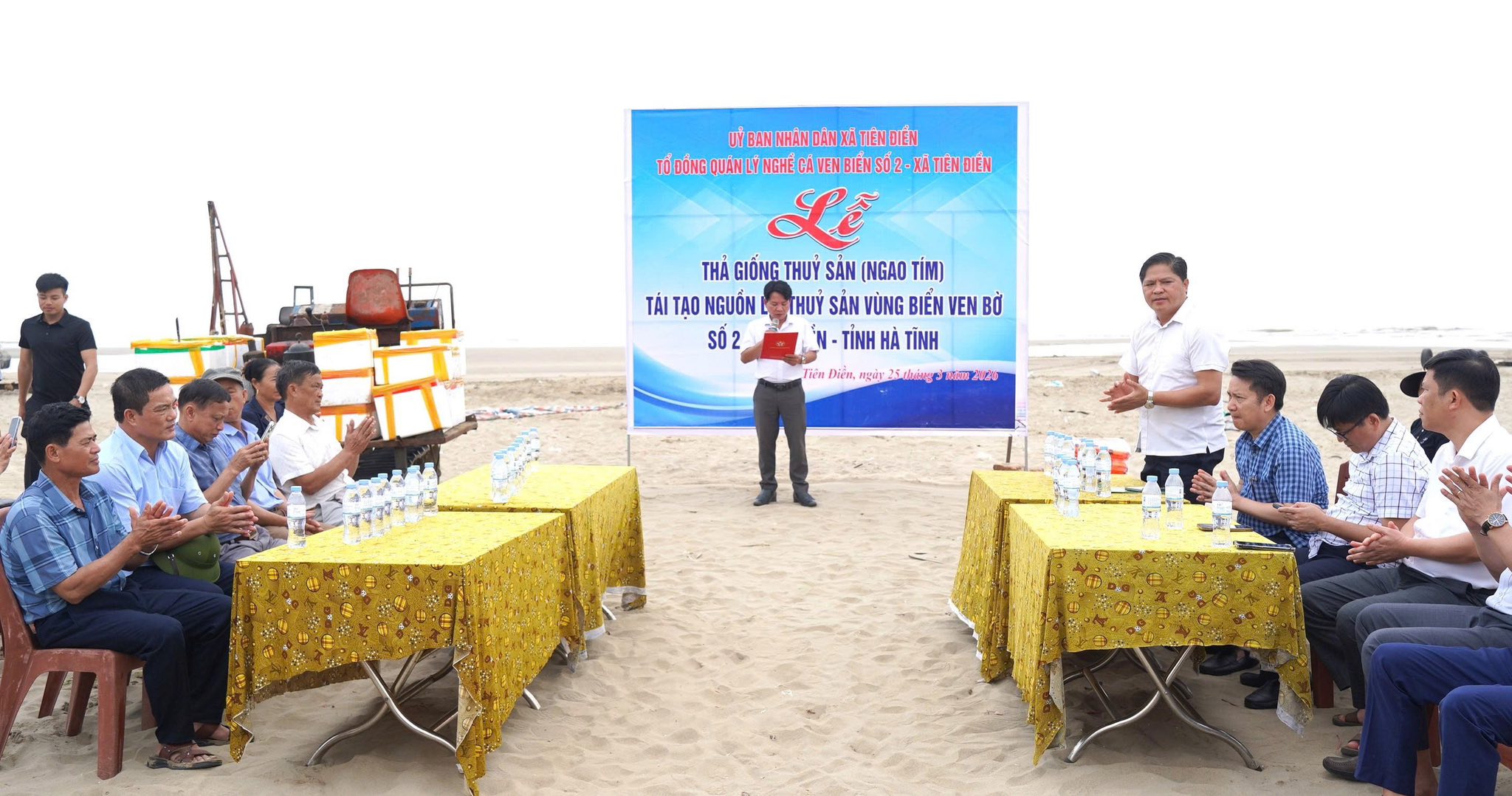 Thả 500 kg ngao tím, tái tạo nguồn lợi thủy sản ven biển.