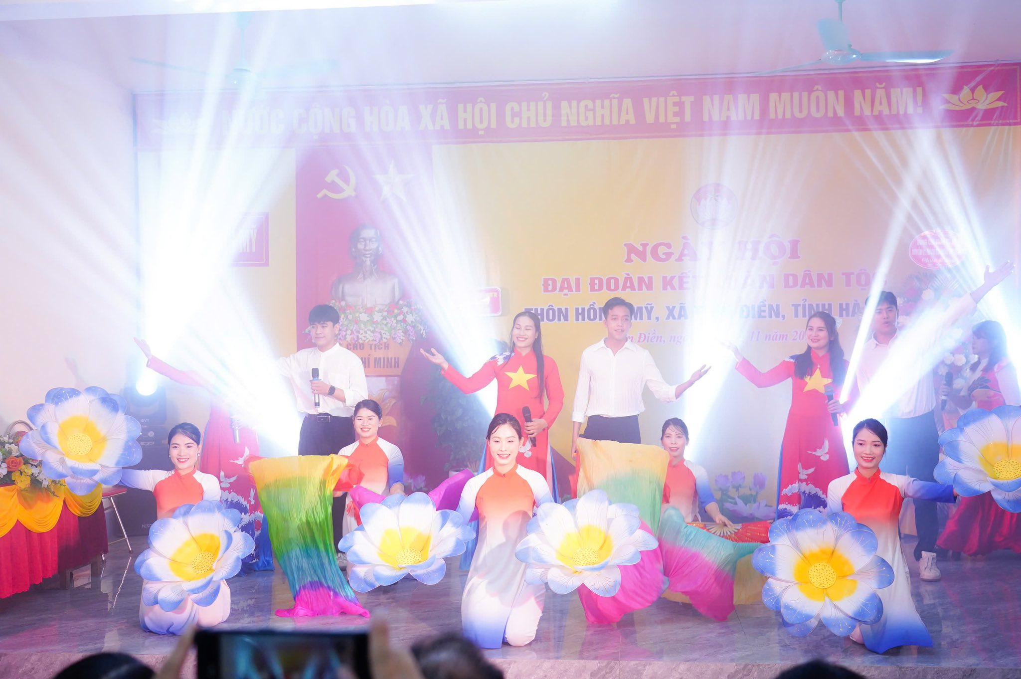 Chiều 7/11, Phó Chủ tịch Thường trực HĐND tỉnh Trần Tú Anh đến chung vui Ngày hội Đại đoàn kết toàn dân tộc tại thôn Hồng Mỹ, xã Tiên Điền.