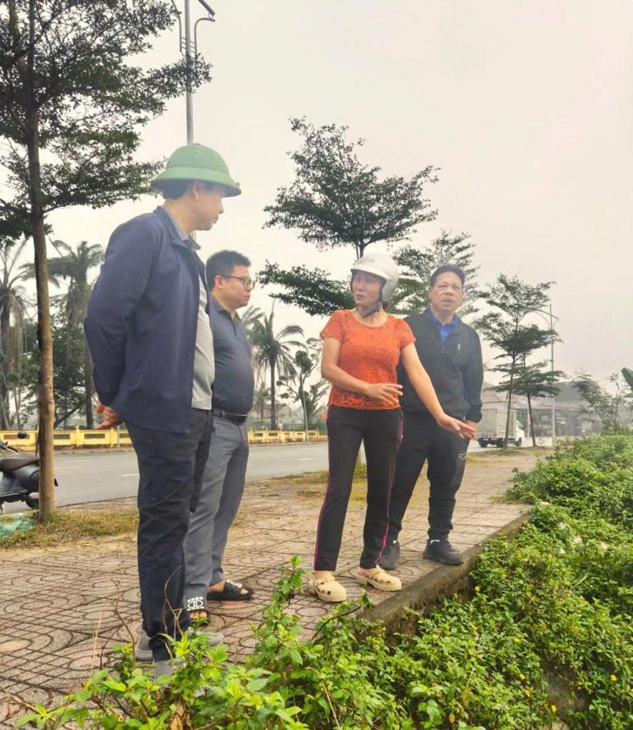 Ngày 13/12, Chủ tịch UBND xã Tiên Điền Phan Văn Lĩnh cùng các phòng ban chuyên môn đã đến kiểm tra tình hình triển khai sản xuất vụ đông và khắc phục hạ tầng NTM tại các thôn trên địa bàn