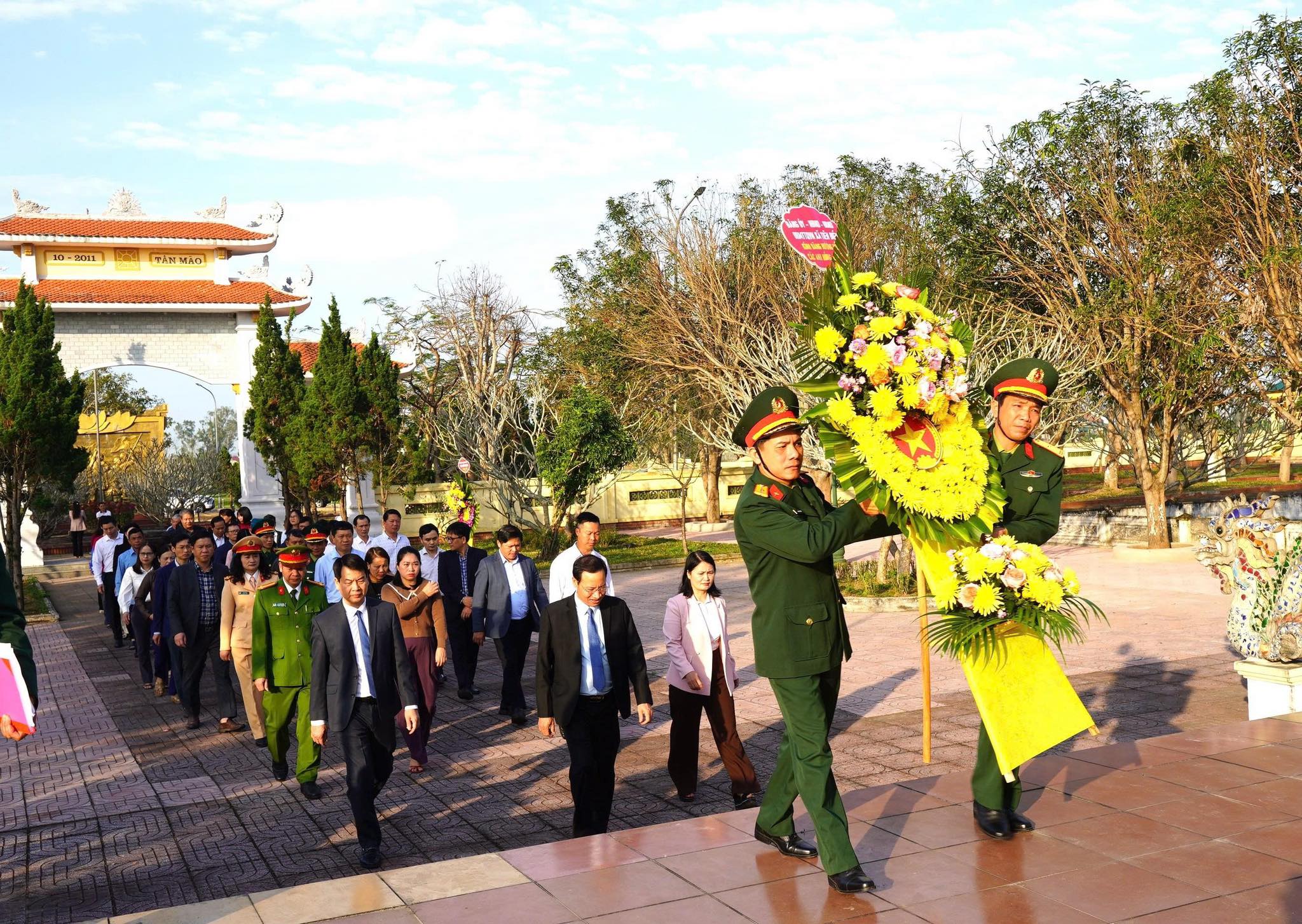 Tiên Điền dâng hương tại nghĩa trang liệt sỹ và các nhà bia tưởng niệm Anh hùng, Liệt sỹ nhân dịp Tết cổ truyền của dân tộc.