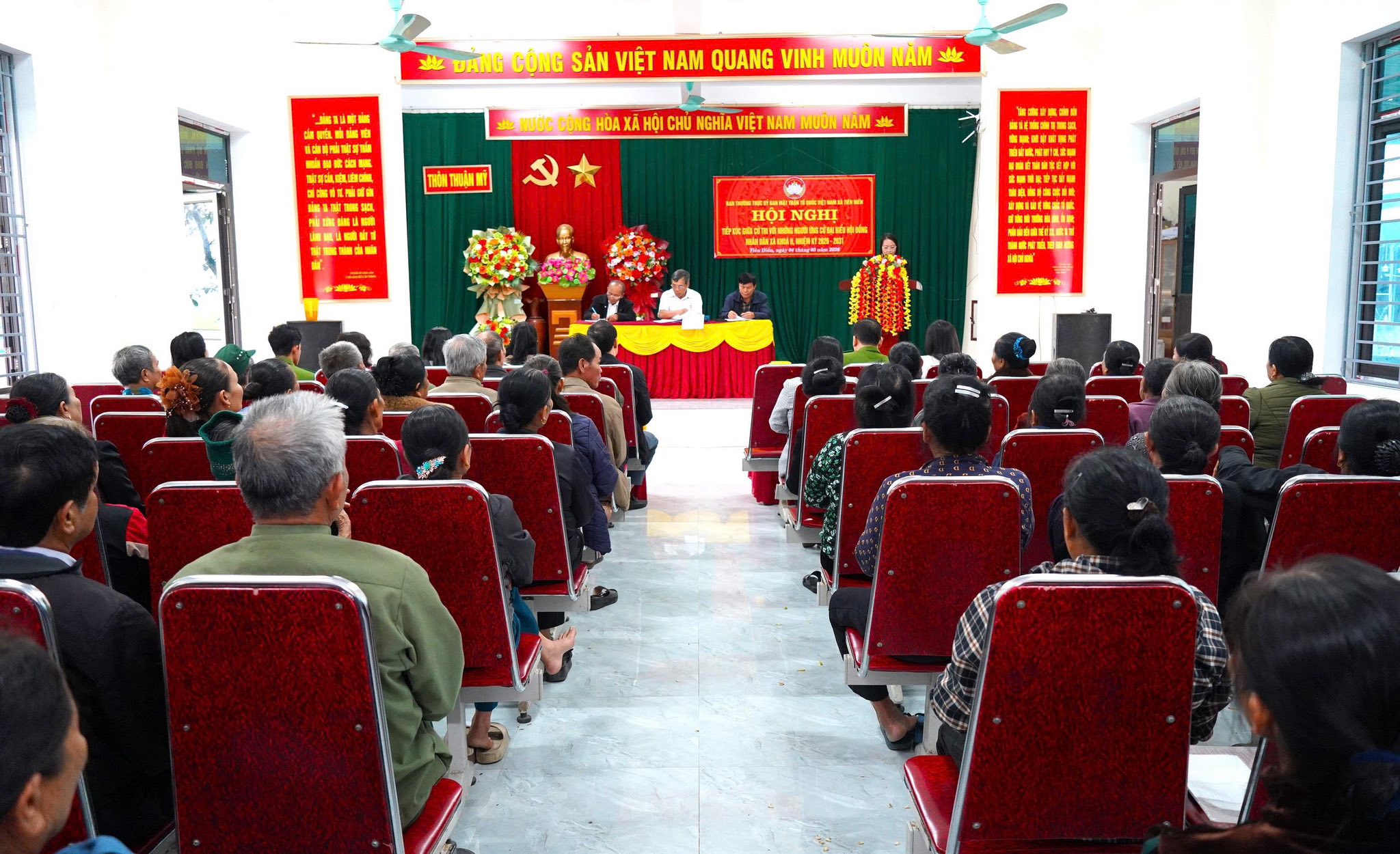 Bí thư Đảng ủy xã Tiên Điền và các ứng cử viên HĐND xã tiếp xúc cử tri tại đơn vị bầu cử số 2.