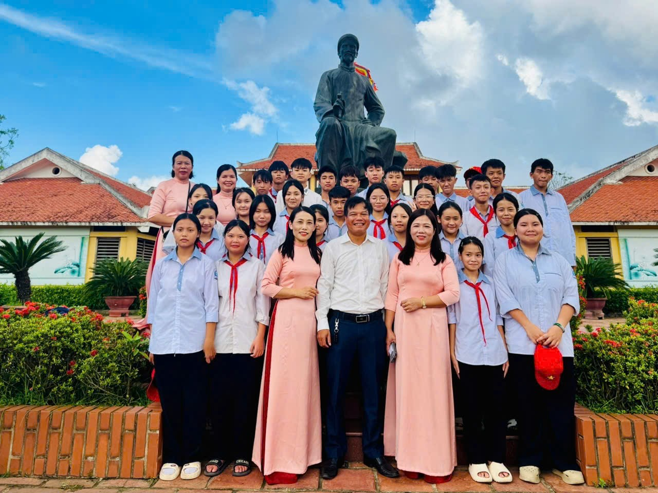 CÁC TRƯỜNG HỌC TRÊN ĐỊA BÀN XÃ TỔ CHỨC THAM QUAN TRẢI NGHIỆM TẠI KHU LƯU NIỆM ĐẠI THI HÀO NGUYỄN DU.