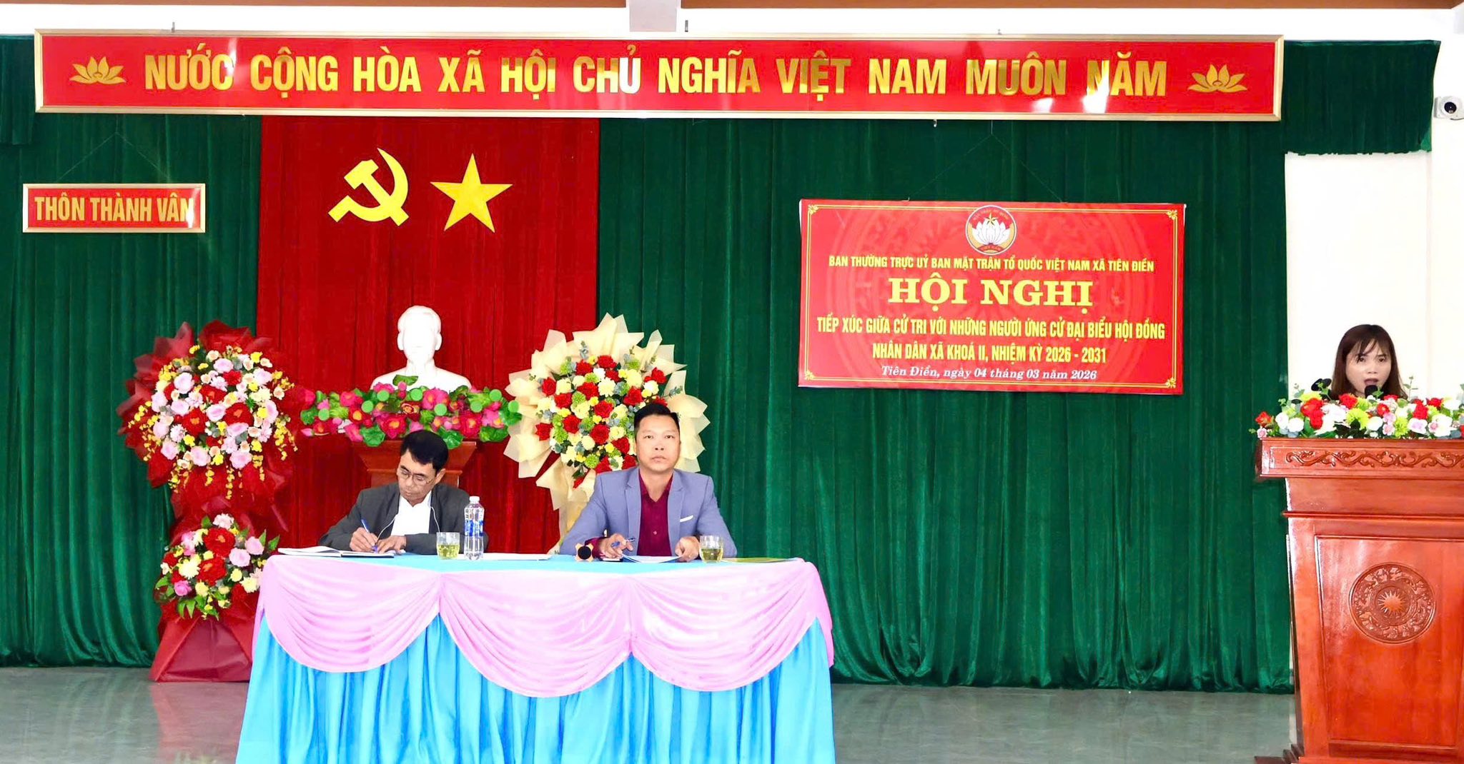 Những người ứng cử đại biểu HĐND xã Tiên Điền khóa II tiếp xúc cử tri thôn Thành Vân.