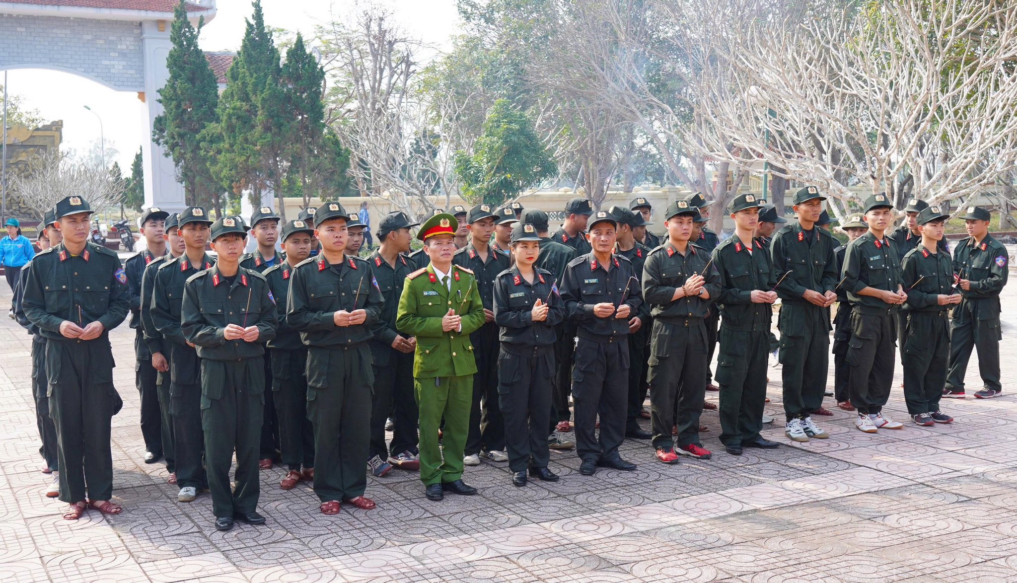 Sổi nổi ra quân làm vệ sinh môi trường chào mừng Đại hội Đại biểu toàn quốc lần thứ XIV của Đảng.