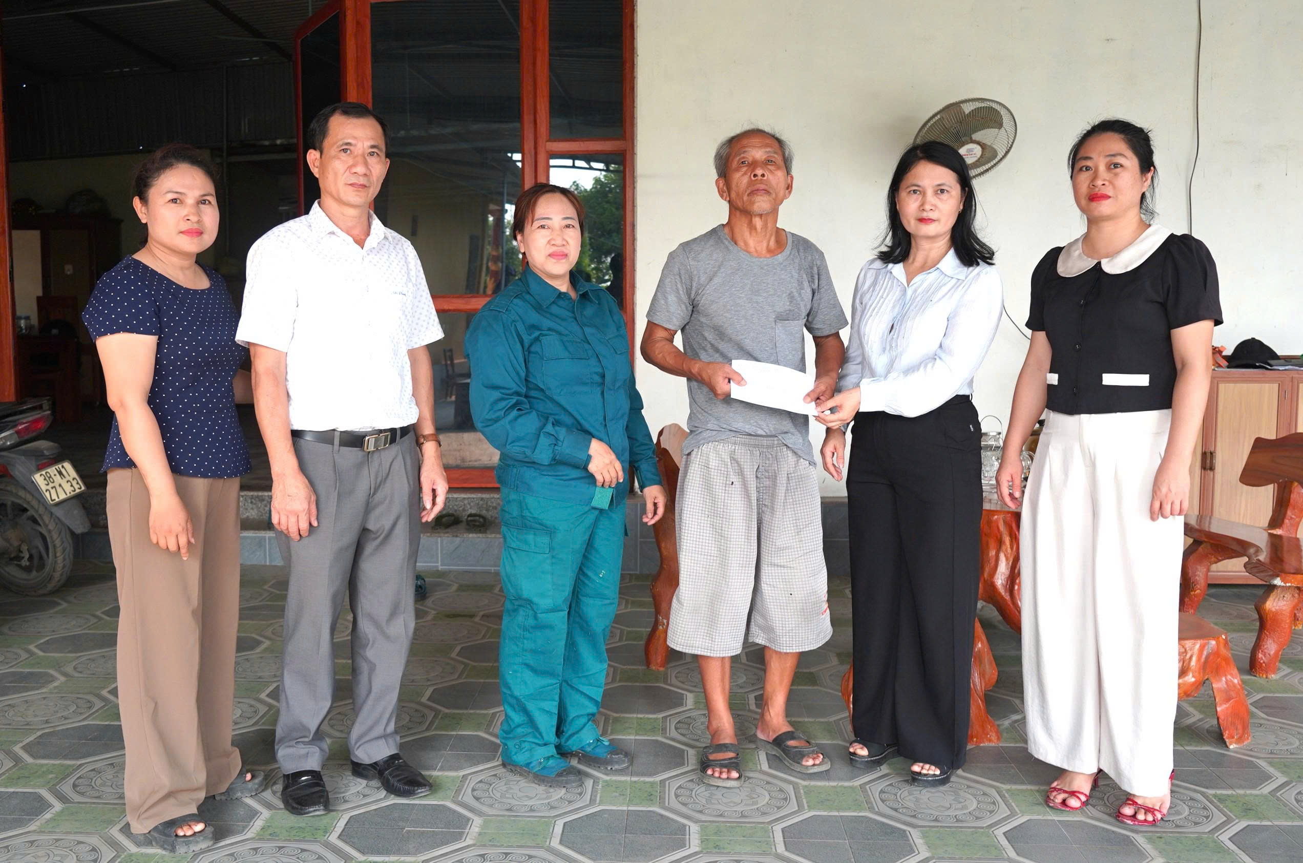 Trao quà cho các đối tượng là người khuyết tật đặc biệt nặng 