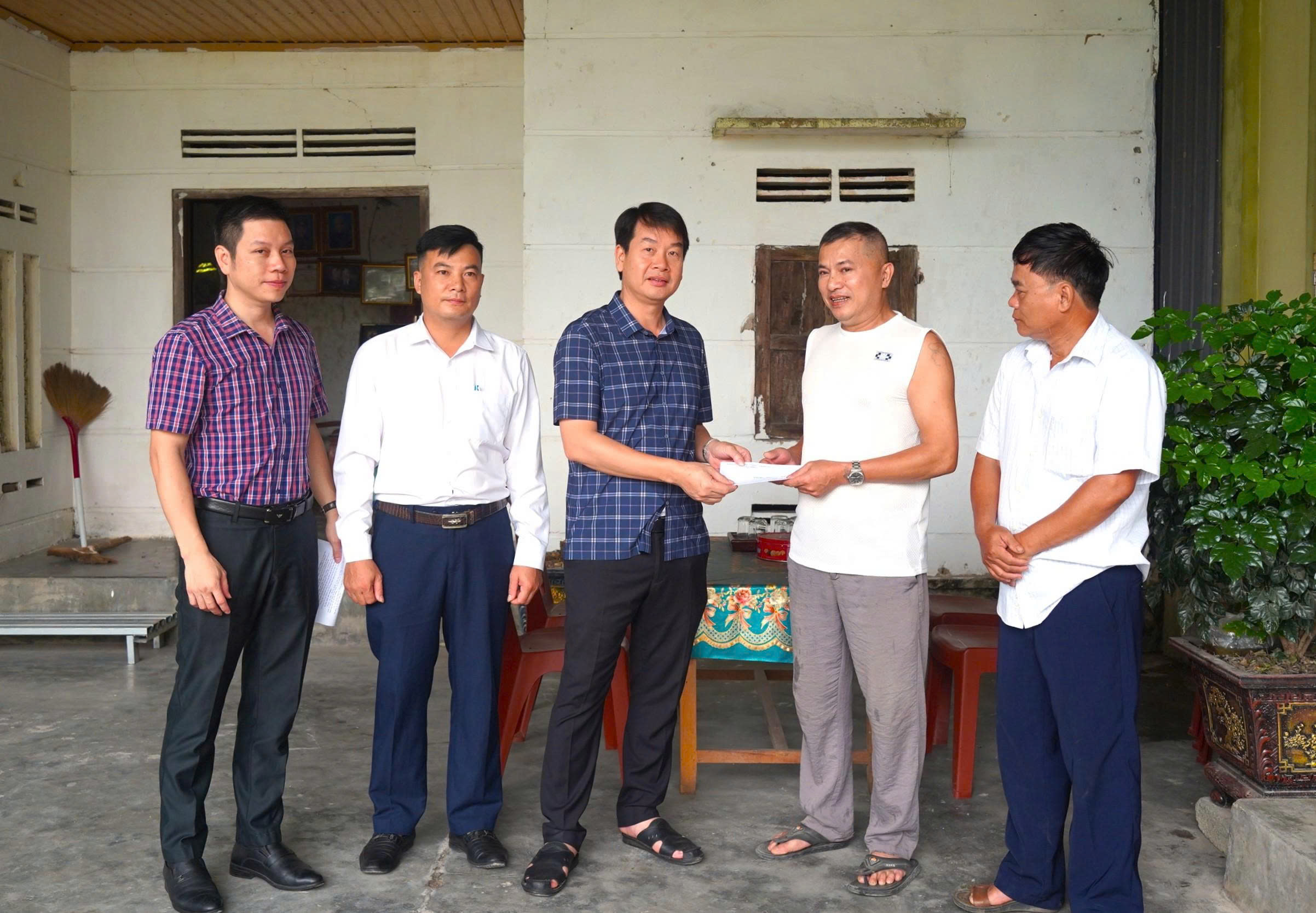 Chủ tịch UBND xã trao quà cho các đối tượng là người khuyết tật đặc biệt nặng