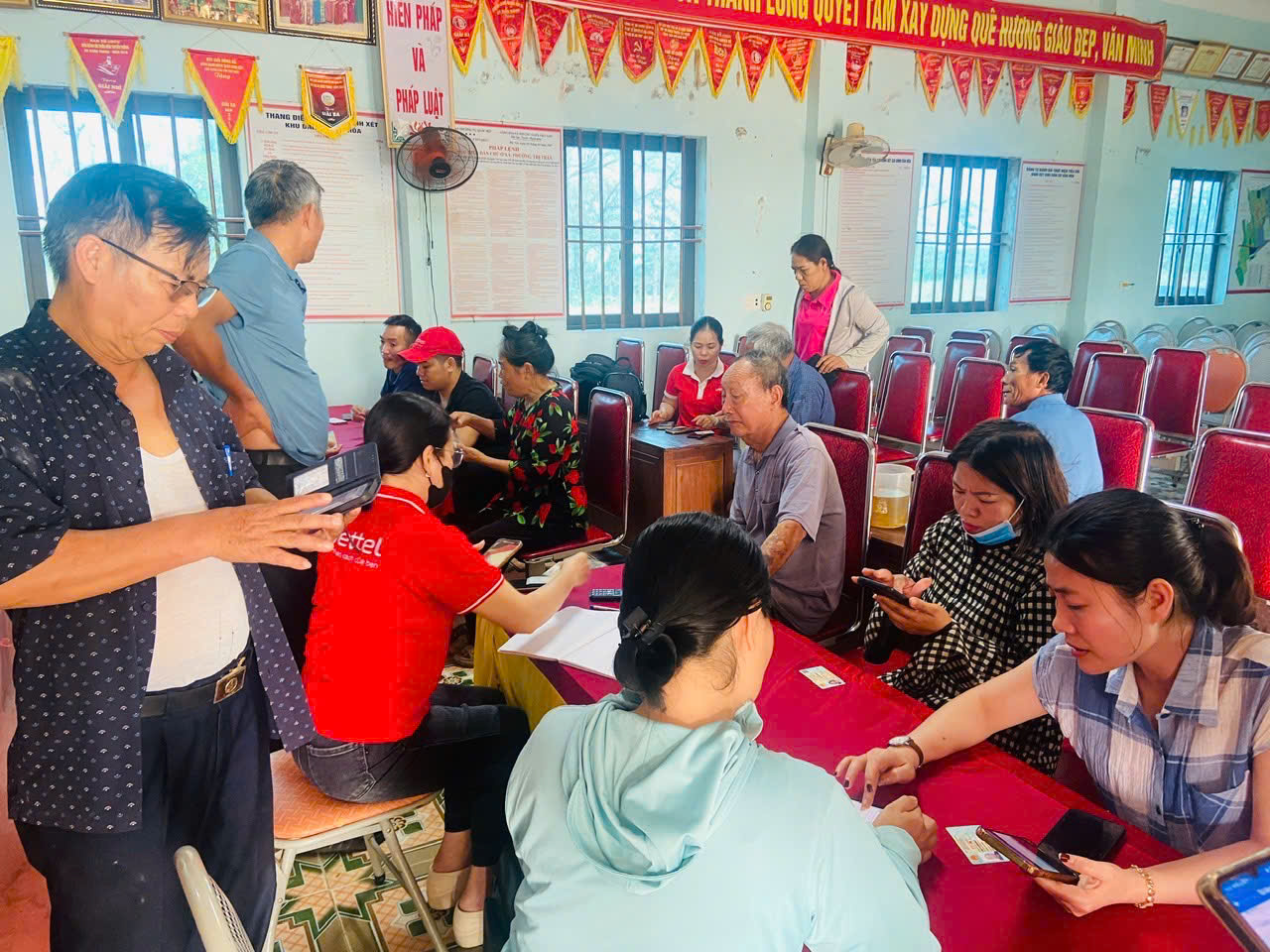 Tiên Điền ra quân cao điểm hướng dẫn, hỗ trợ người dân trở thành "Công dân số"