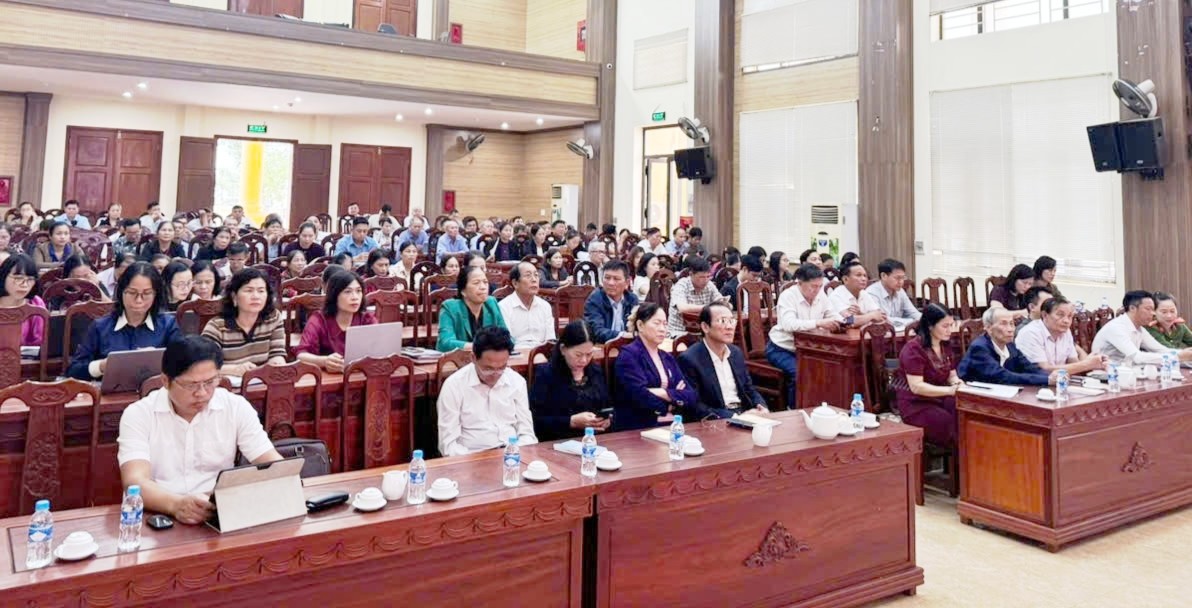 Sáng nay, Đảng ủy xã Tiên Điền đã tổ chức Hội nghị học tập, quán triệt các nghị quyết mới ban hành thông qua hệ thống hội nghị trực tuyến từ Tinh đến cơ sở.