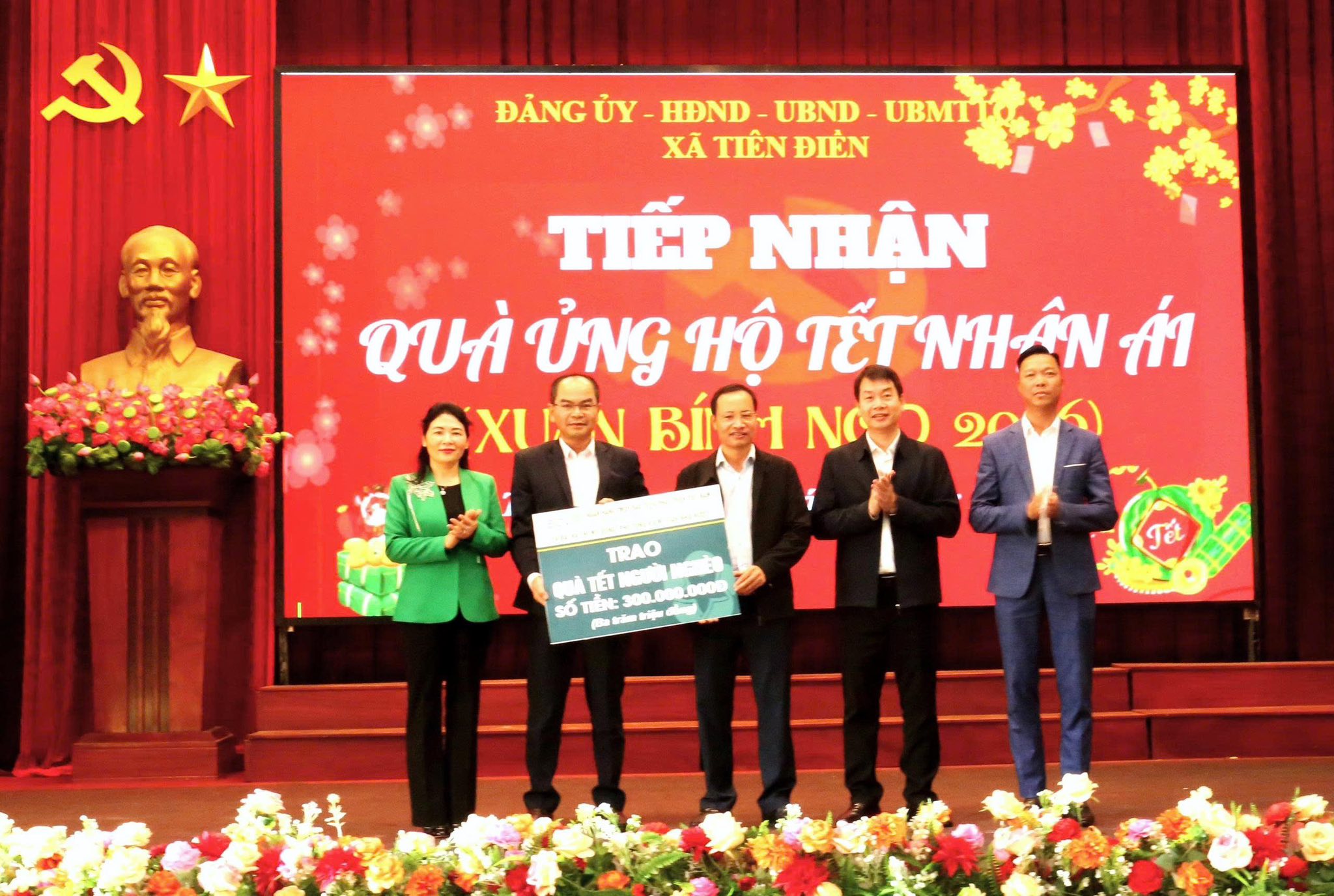  Trao quà "Xuân ấm áp, Tết sẻ chia" 