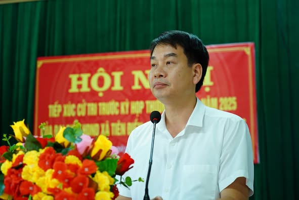 Lãnh đạo địa phương  tiếp xúc cử tri trên địa bàn xã Tiên Điền.