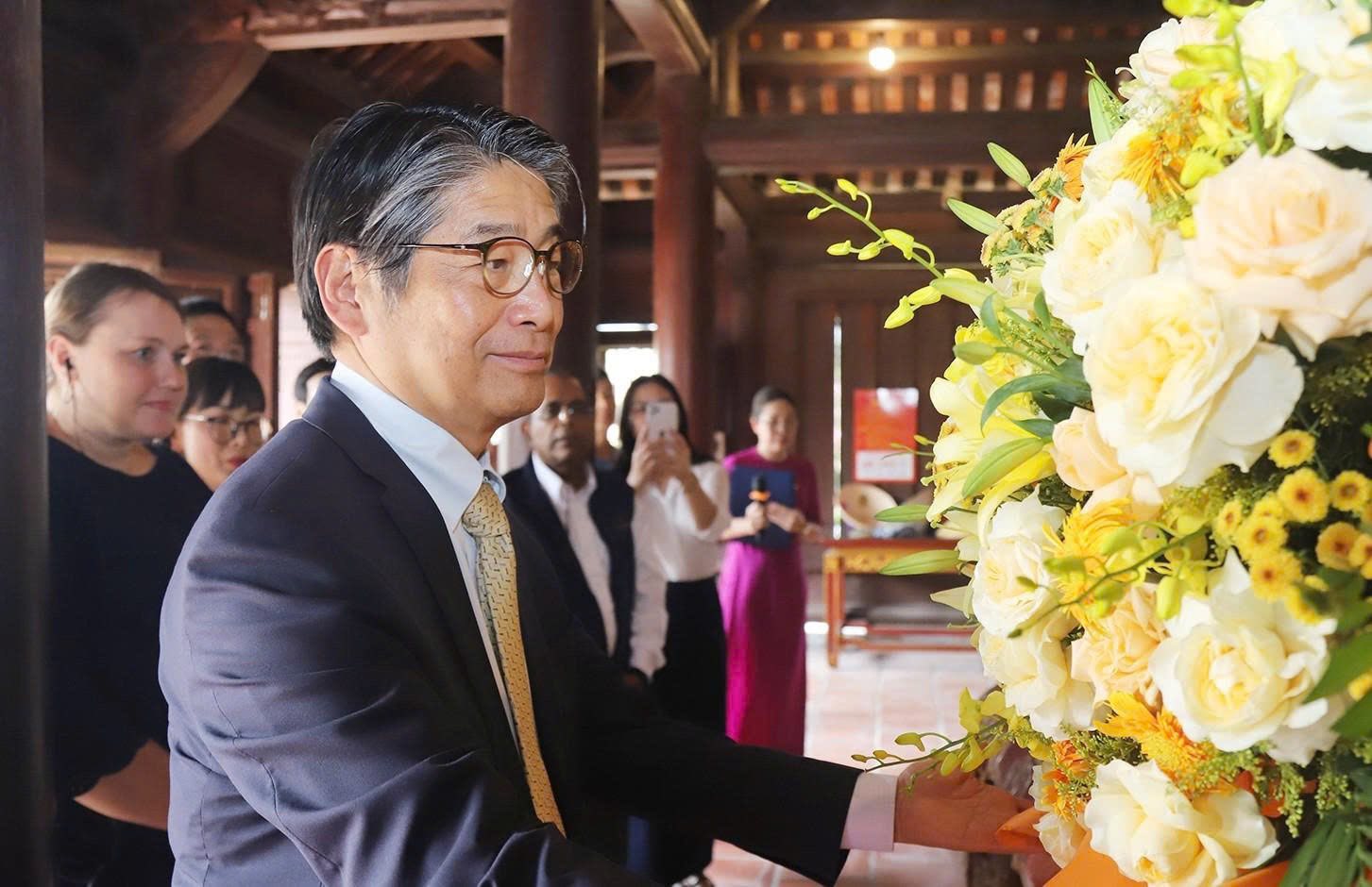 Đại sứ đặc mệnh toàn quyền Nhật Bản tại Việt Nam dâng hương tại Khu di tích Nguyễn Du