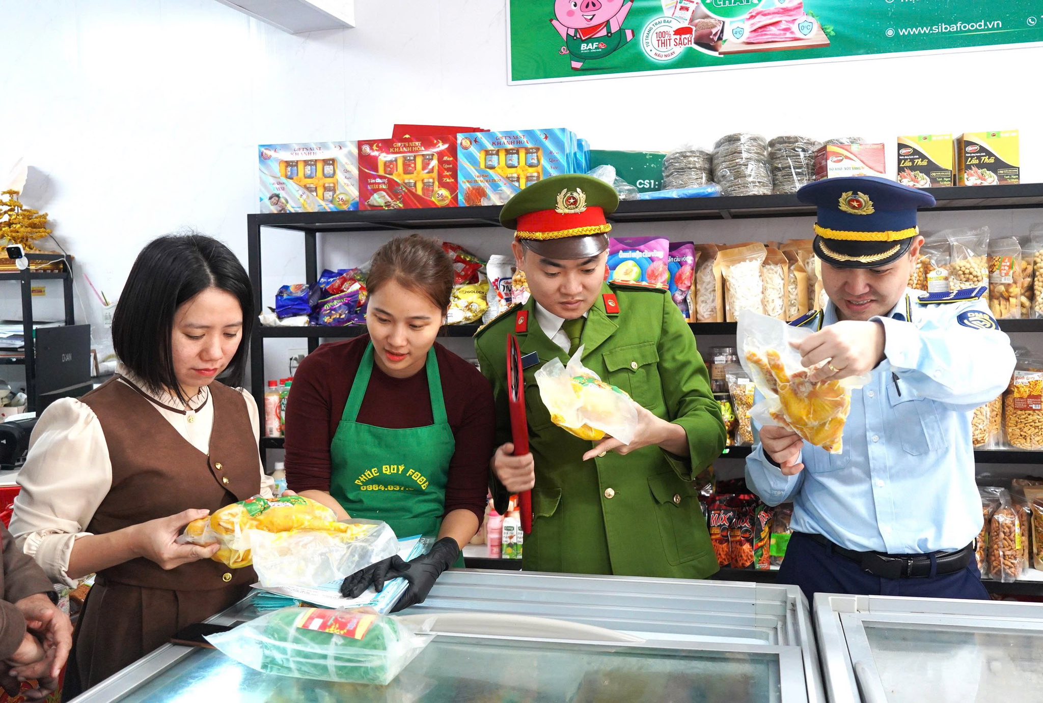 Đoàn liên nghành xã Tiên Điền kiểm tra, giám sát ATTP trong dịp tết.