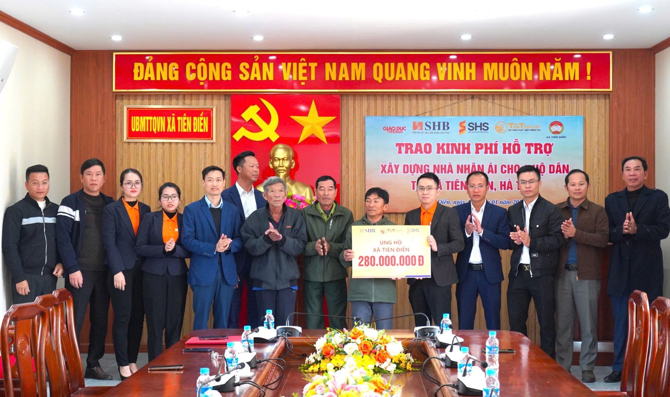 Trao 280 triệu đồng hỗ trợ người dân sửa chữa nhà ở.