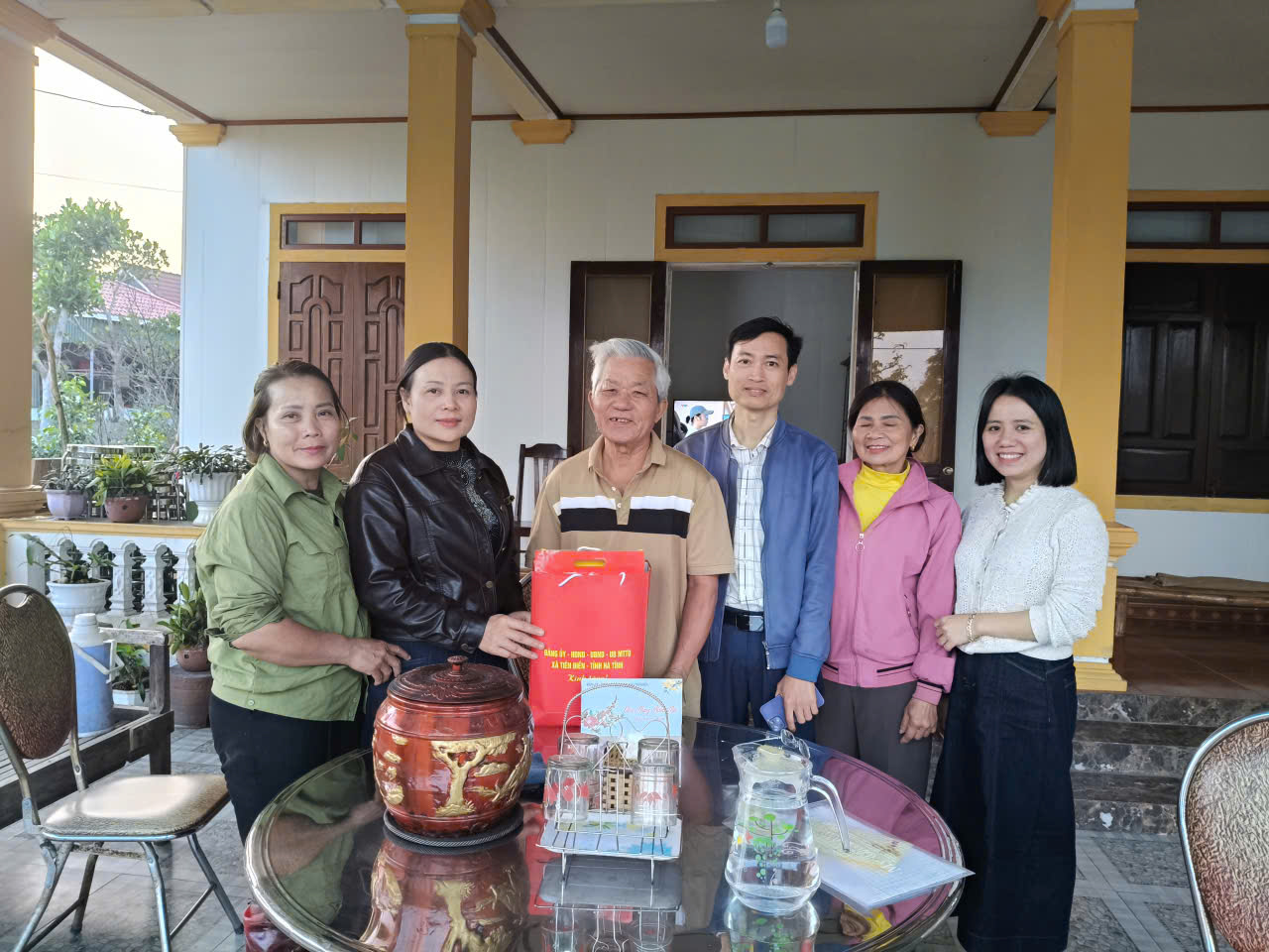 Phó Chủ tịch UBND xã Lê Thanh Bình tặng quà Tết gia đình chính sách, chúc thọ người cao tuổi