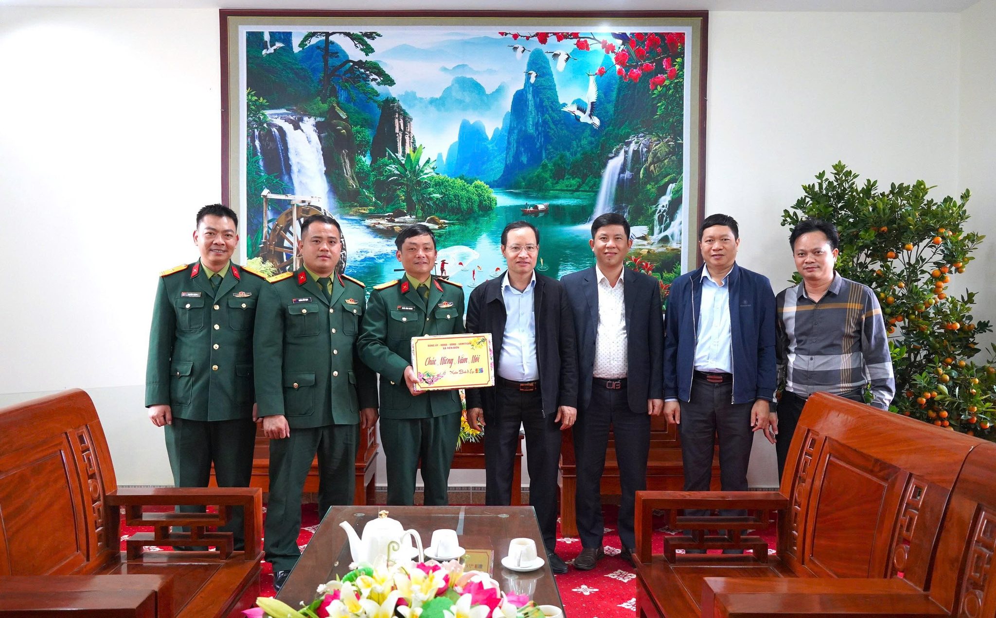 Lãnh đạo xã Tiên Điền đã đi thăm, chúc Tết các đơn vị làm nhiệm vụ trực tết.