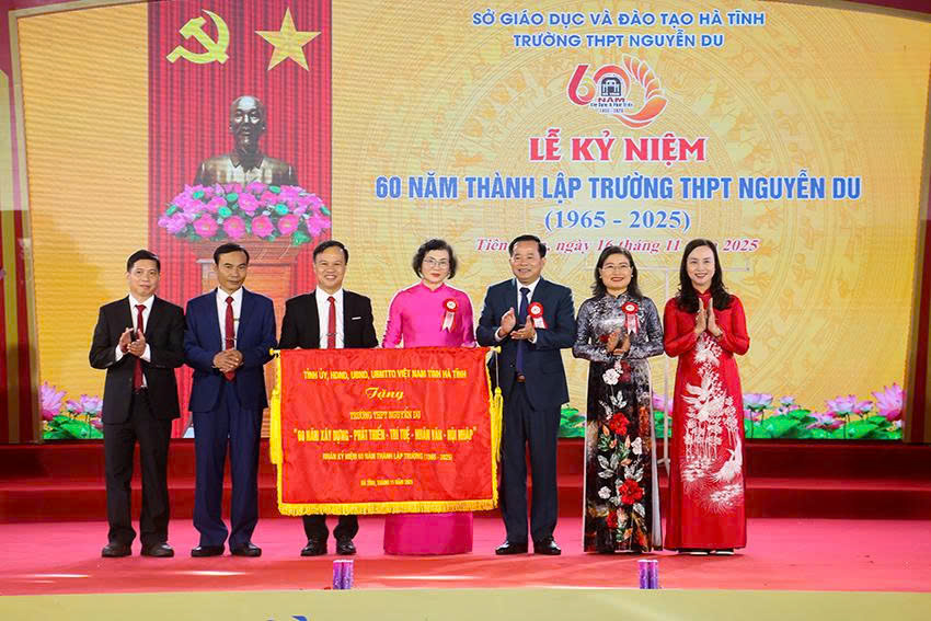 Trường THPT Nguyễn Du trang trọng kỷ niệm 60 năm ngày thành lập trường