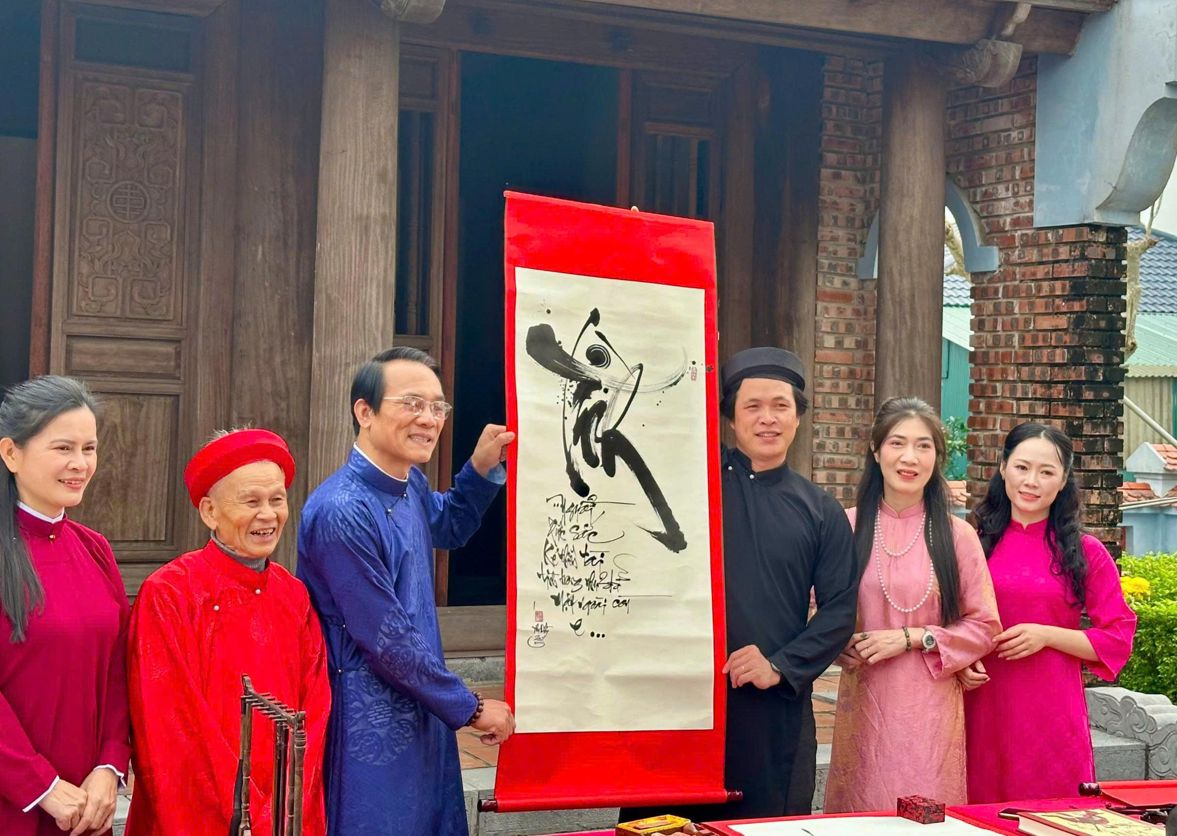 Lễ khai bút viết thư pháp Truyện Kiều (bản Tiên Điền).