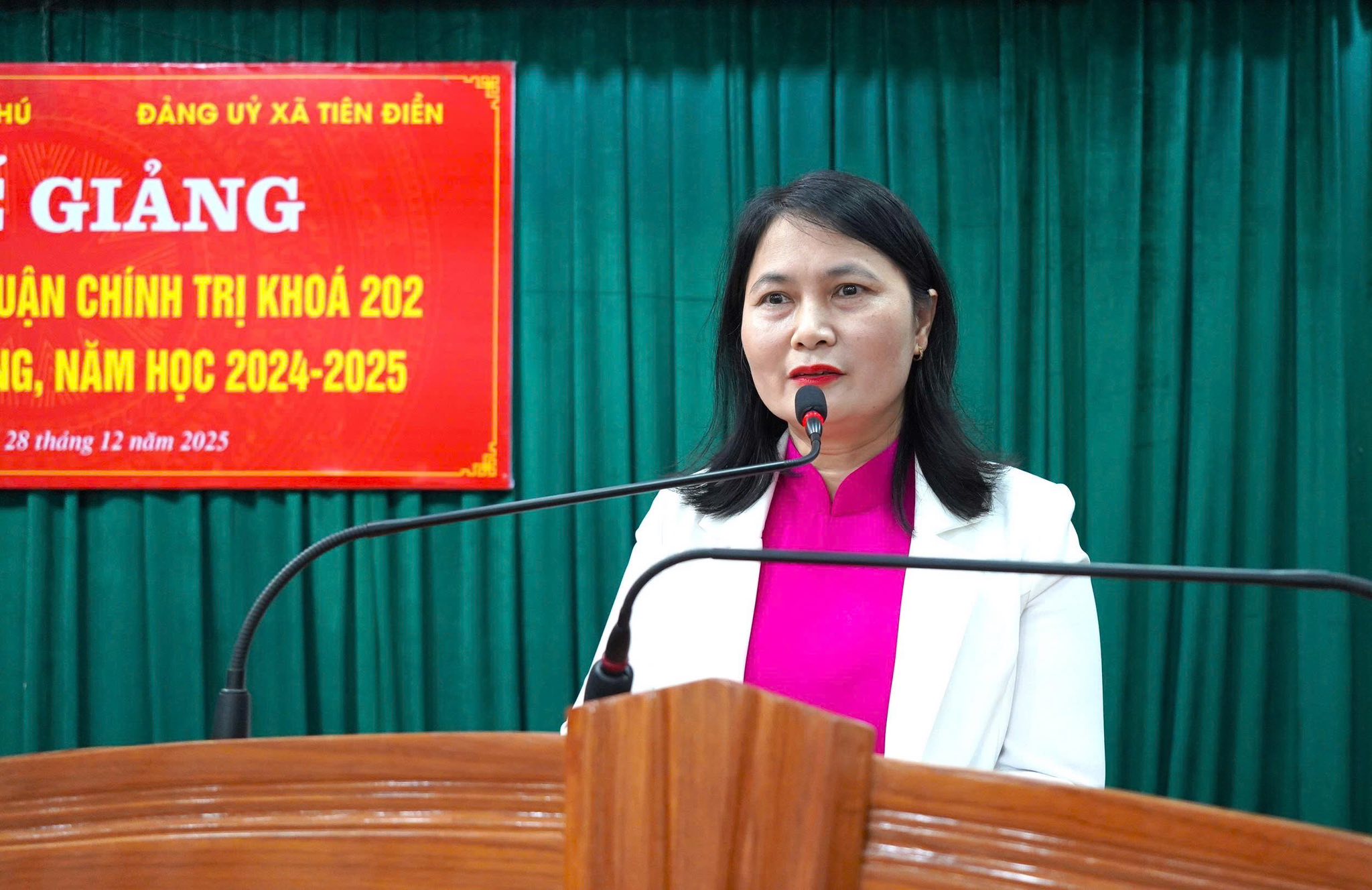 Ngày 28/12, Trường Chính trị Trần Phú cùng phối hợp với Trung tâm chính trị xã Tiên Điền tổ chức lễ Bế giảng lớp Trung cấp lý luận chính trị khóa 202 (2024 - 2025) hệ không tập trung.