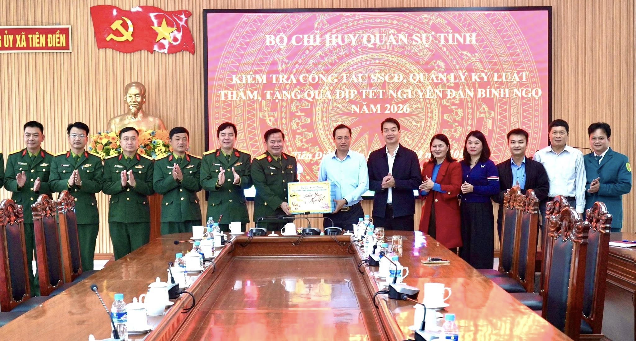 Chỉ huy trưởng Bộ Chỉ huy quân sự tỉnh đến thăm, chúc Tết Đảng bộ, Chính quyền và Nhân dân xã Tiên Điền.