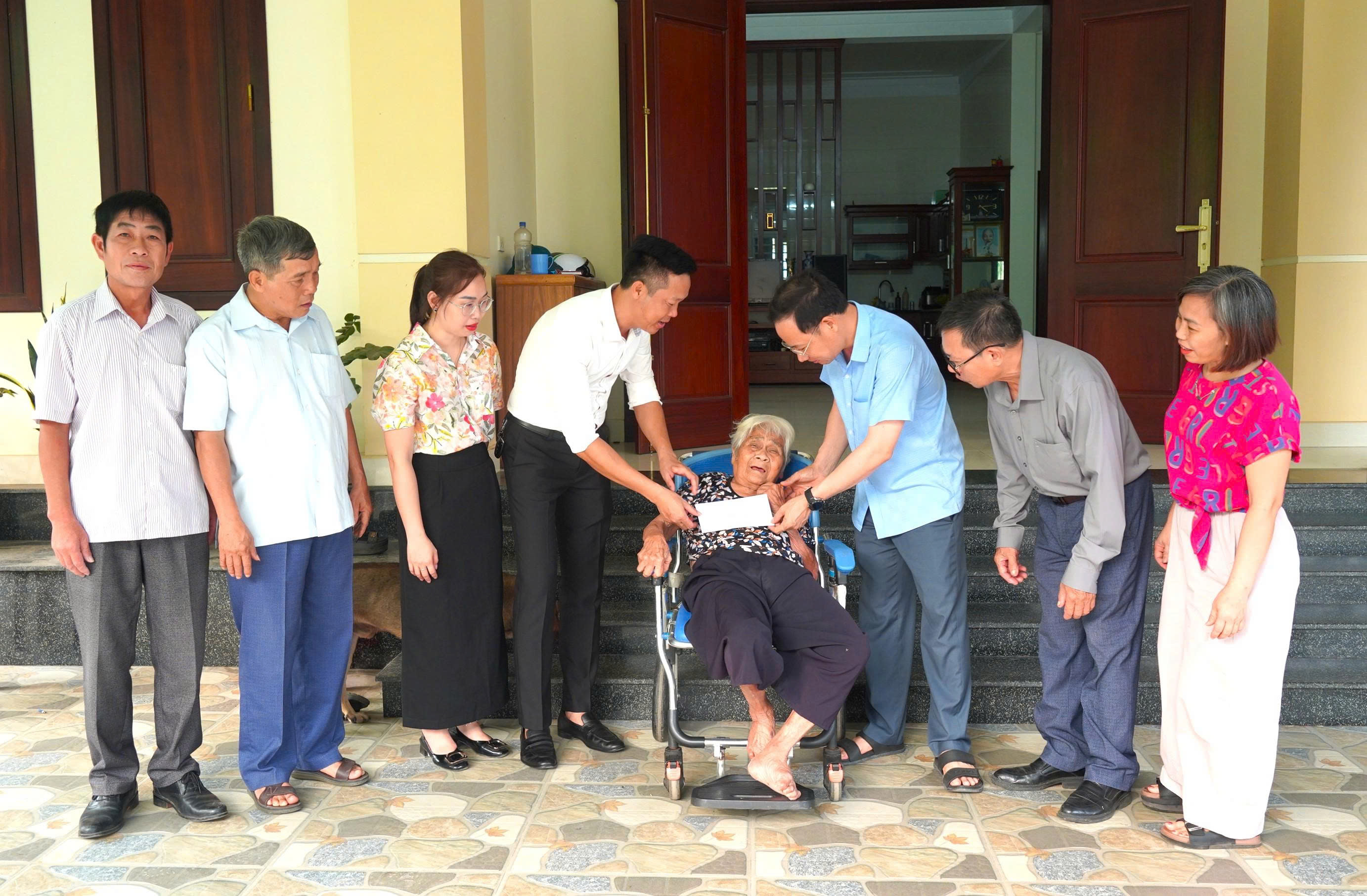 Bí thư Đảng ủy Nguyễn Văn Hiếu đến thăm, tặng quà người khuyết tật có hoàn cảnh khó khăn