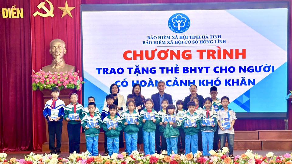 Trao Thẻ bảo hiểm y tế cho hoàn cảnh khó khăn .