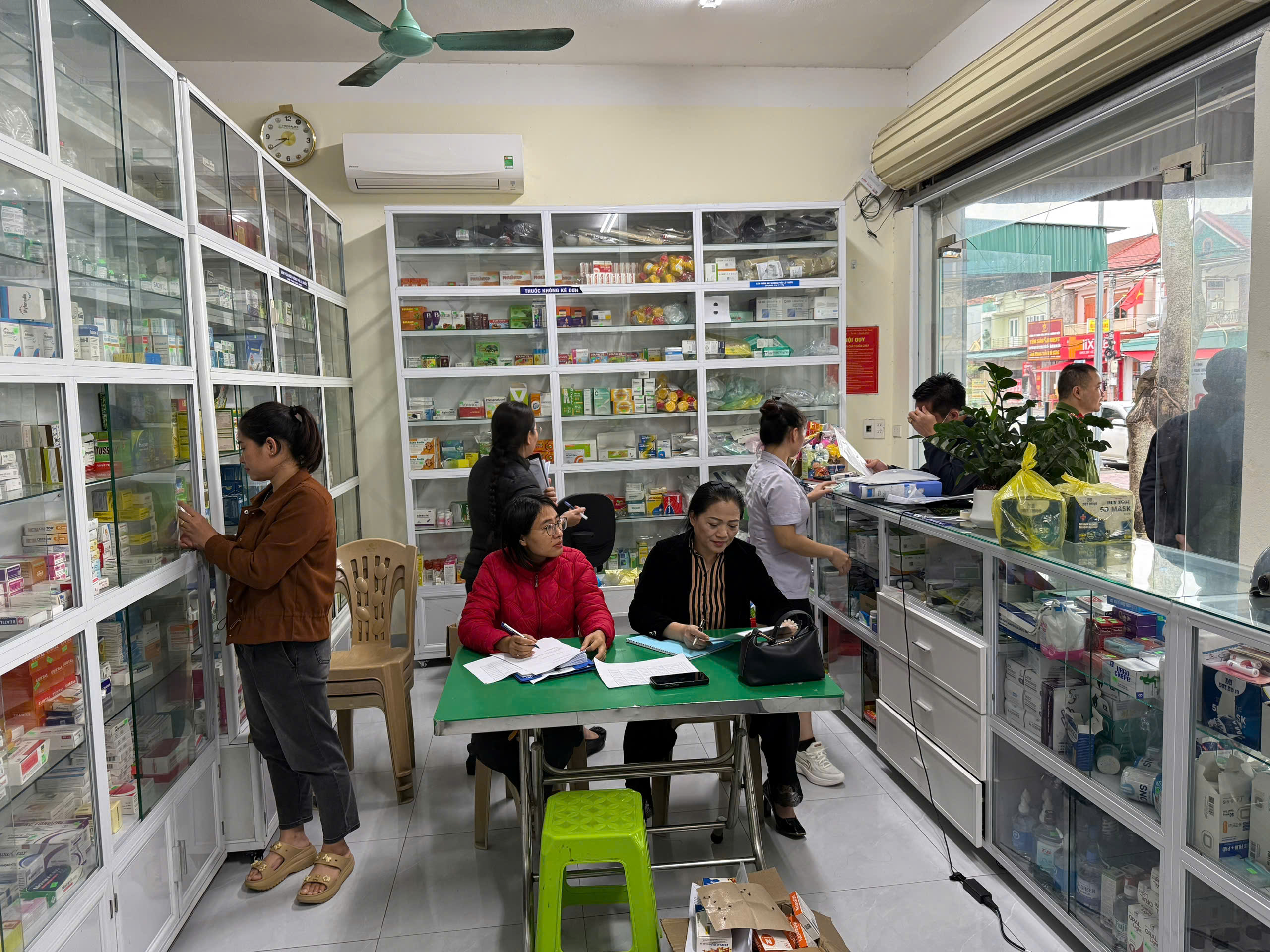 ĐOÀN KIỂM TRA LIÊN NGÀNH XÃ TIÊN ĐIỀN KIỂM TRA CÁC CƠ SỞ KINH DOANH DƯỢC, THỰC PHẨM CHỨC NĂNG, Y HỌC CỔ TRUYỀN