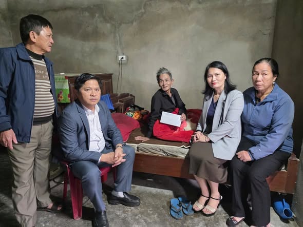 Lãnh đạo xã Tiên Điền thăm, tặng quà hộ nghèo nhân dịp kỷ niệm 95 năm Ngày thành lập Mặt trận Tổ quốc Việt Nam