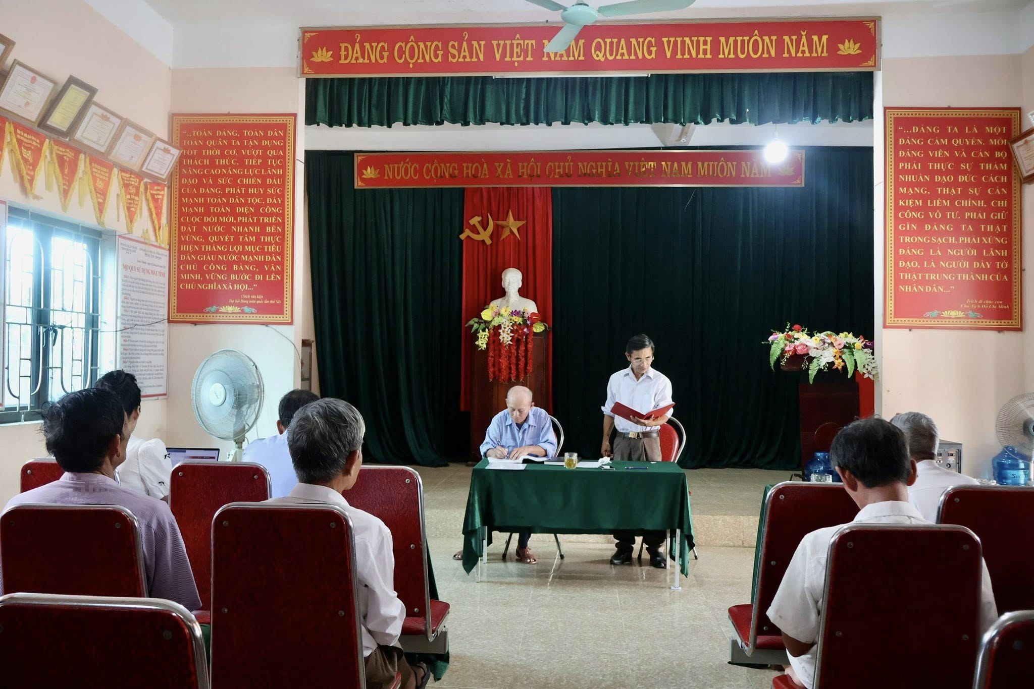 Bí thư Đảng ủy Nguyễn Văn Hiếu dự sinh hoạt Đảng thường kỳ tháng 4 tại chi bộ thôn Hương Hoà.