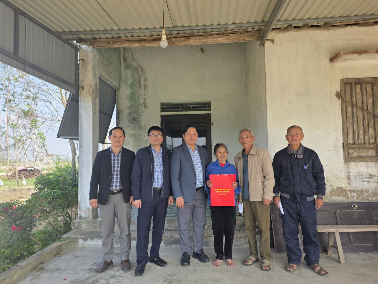 Phó Chủ tịch UBND xã Hoàng Tiến Anh tặng quà Tết gia đình chính sách, chúc thọ người cao tuổi