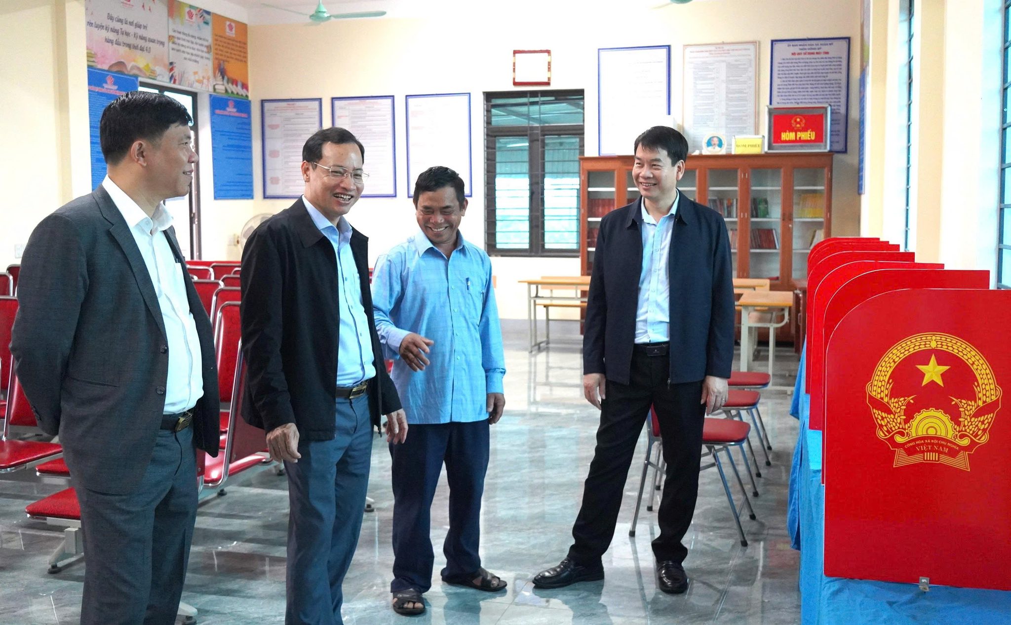 Phó Chủ tịch HĐND tỉnh Nguyễn Thị Việt Hà. Kiểm tra, giám sát công tác chuẩn bị bầu cử tại xã Tiên Điền.