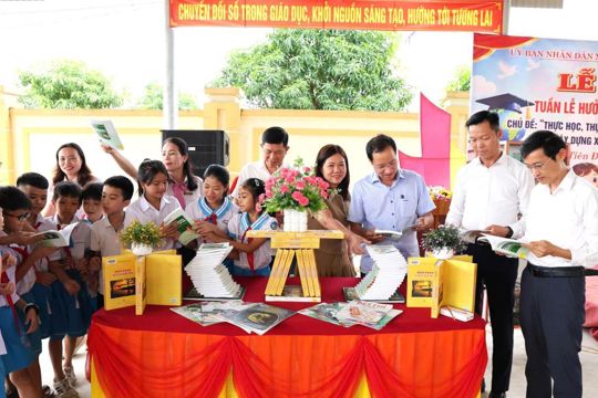 “Thực học, thực hành, làm chủ công nghệ số và trí tuệ nhân tạo để xây dựng xã hội học tập, đẩy mạnh học tập suốt đời”. 