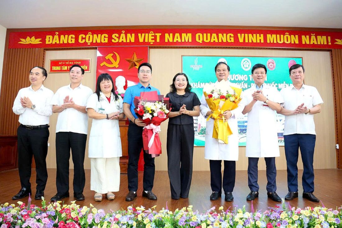 Gần 1.000 người dân Hà Tĩnh được khám bệnh, tư vấn sức khỏe miễn phí