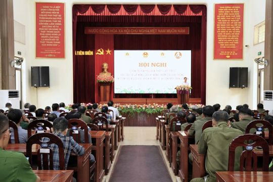 Hội nghị tuyên truyền, phổ biến pháp luật về giao thông đường bộ và hướng dẫn ký năng lái xe an toàn.