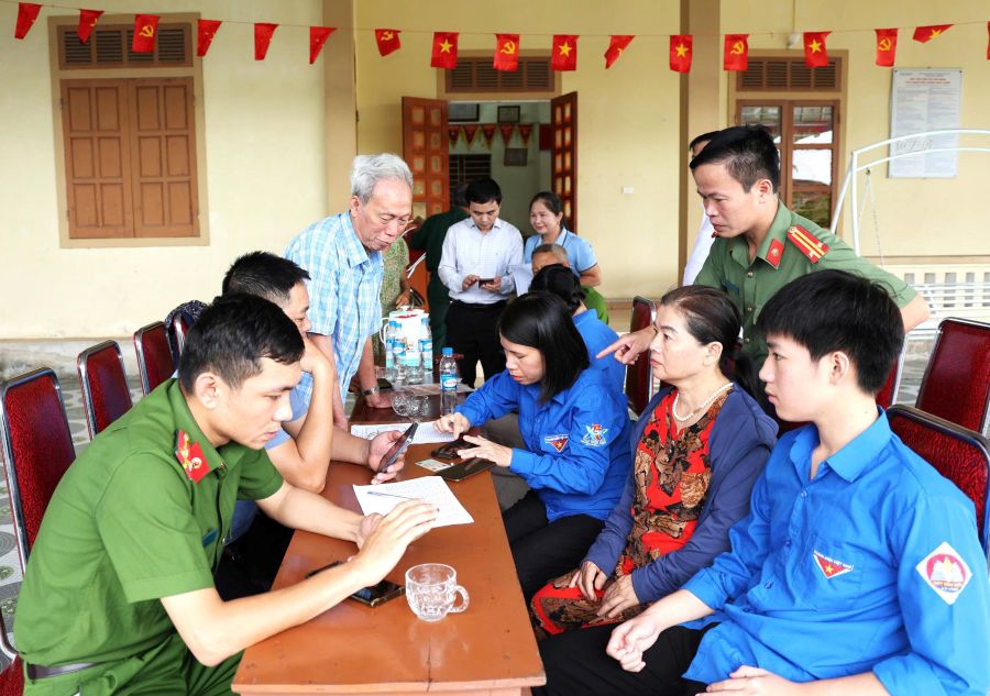 Người dân Tiên Điền phấn khởi sau khi cài đặt thành công i-HaTinh
