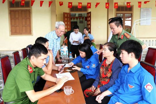 Người dân Tiên Điền phấn khởi sau khi cài đặt thành công i-HaTinh 