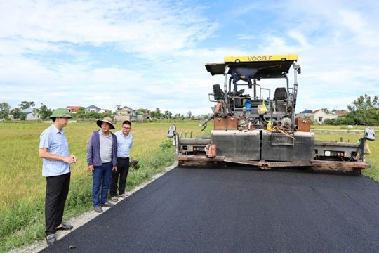 Chủ tịch UBND xã Tiên Điền kiểm tra tiến độ các công trình giao thông  và kênh mương nội đồng