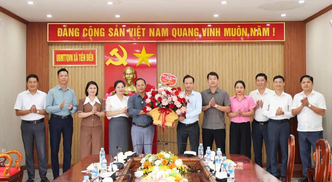 Lãnh đạo xã Tiên Điền chúc mừng Hội Nông dân nhân kỷ niệm 96 năm Ngày thành lập