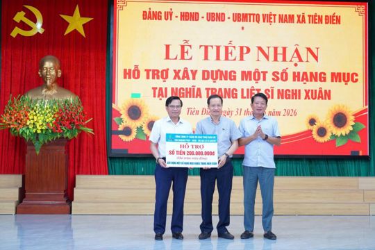Tiên Điền tiếp nhận 200 triệu đồng xây dựng một số hạng mục tại nghĩa trang Liệt sỹ Nghi Xuân.