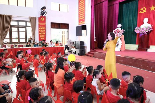 Trường Mầm non Tiên Điền đón bằng công nhận trường đạt chuẩn quốc gia mức độ 2 và chứng nhận đạt kiểm định chất lượng giáo dục cấp độ 3.