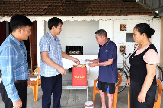 Chủ tịch UBND xã Tiên Điền thăm hỏi, tặng quà gia đình chính sách, người có công nhân kỷ niệm 79 năm Ngày Thương binh - Liệt sĩ 