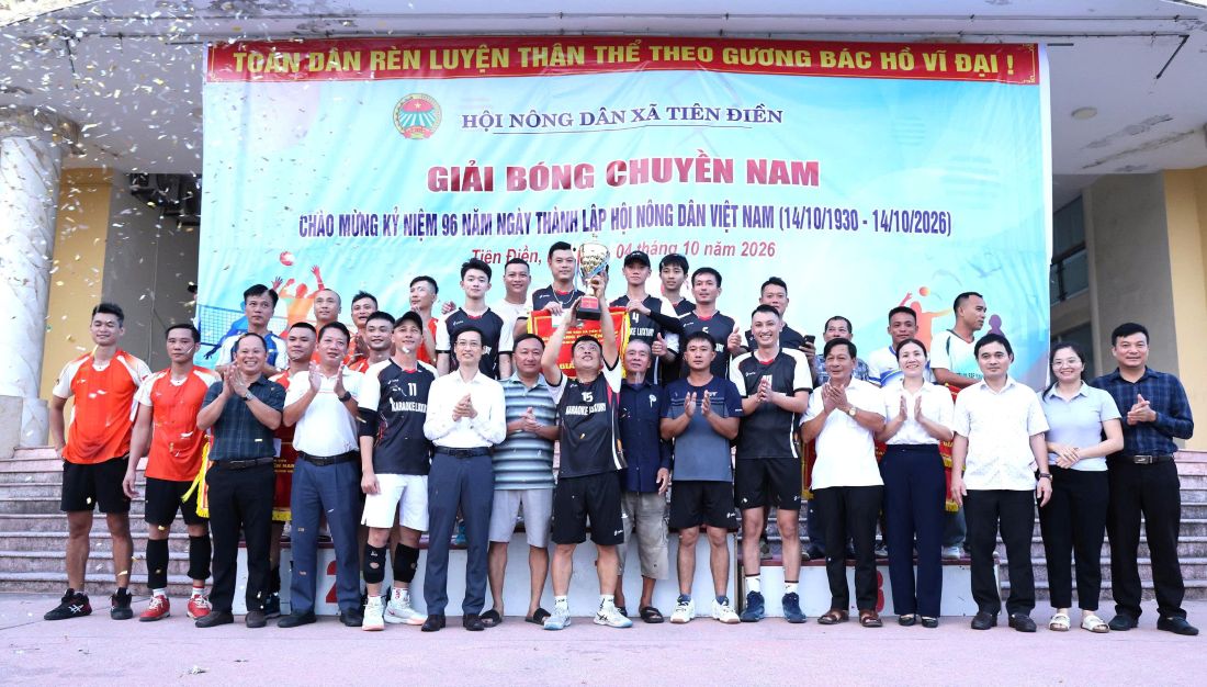 Đội bóng thôn Giang Đình đoạt cúp bóng chuyền nam chào mừng 96 năm ngày thành lập hội nông dân Việt Nam.