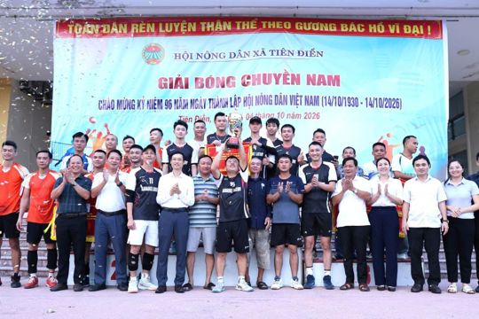 Đội bóng thôn Giang Đình đoạt cúp bóng chuyền nam chào mừng 96 năm ngày thành lập hội nông dân Việt Nam. 