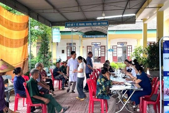 Khám miễn phí cho trên 150 người dân xã Tiên Điền. 
