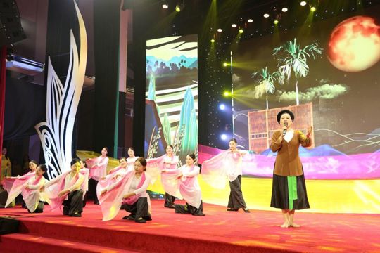 Tỏa sáng trong đêm khai mạc tiết mục dân ca “ dạy vợ từ thuở mới đưa vợ về” của xã Tiên Điền. 