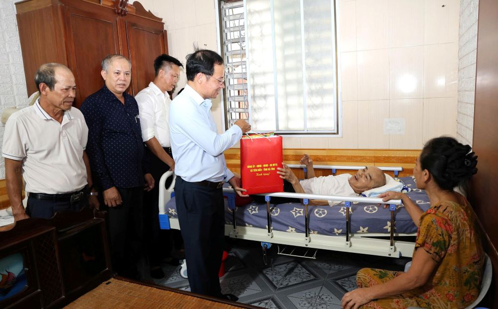 Bí thư Đảng ủy xã Tiên Điền thăm, tặng quà gia đình chính sách nhân kỷ niệm 79 năm Ngày Thương binh - Liệt sĩ