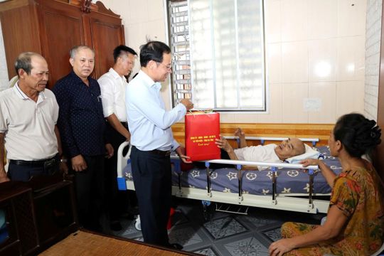 Bí thư Đảng ủy xã Tiên Điền thăm, tặng quà gia đình chính sách nhân kỷ niệm 79 năm Ngày Thương binh - Liệt sĩ 