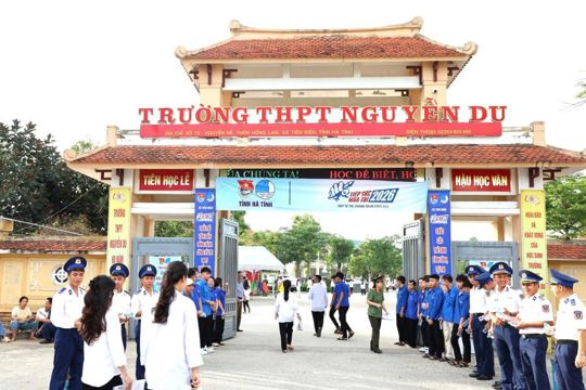 Thí sinh tại điểm thi trường THPT Nguyễn Du phấn khởi, tự tin bước vào ngày thi thứ 2 