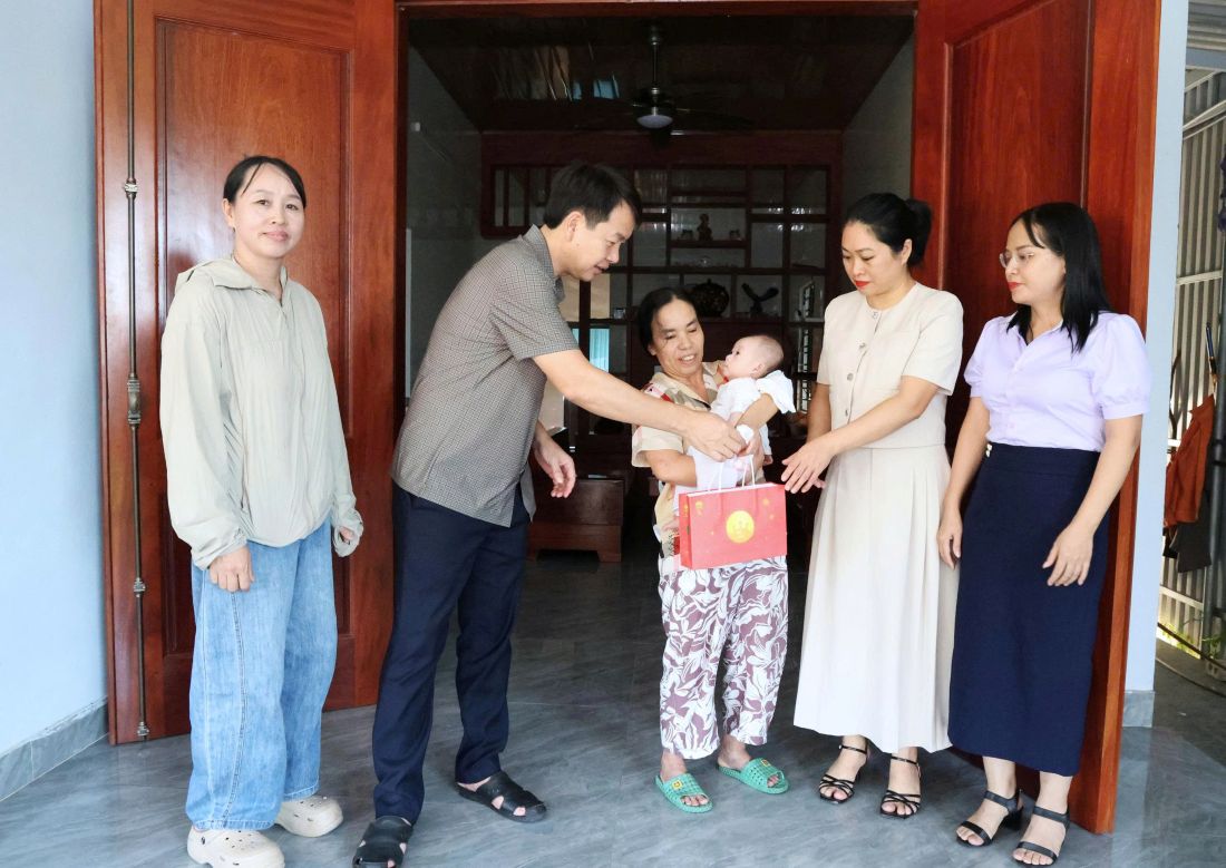 Chủ tịch UBND xã Phan Văn Lĩnh thăm hỏi, tặng quà tết Trung thu trẻ em có hoàn cảnh đặc biệt khó khăn