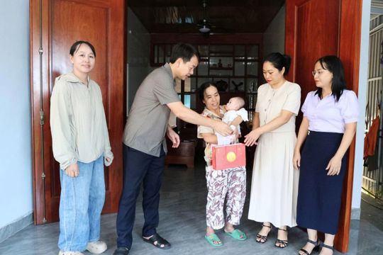 Chủ tịch UBND xã Phan Văn Lĩnh thăm hỏi, tặng quà tết Trung thu trẻ em có hoàn cảnh đặc biệt khó khăn 